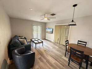 Smart TV - Venice Villas 1BR – Sleeps 4 Regina (Venice)