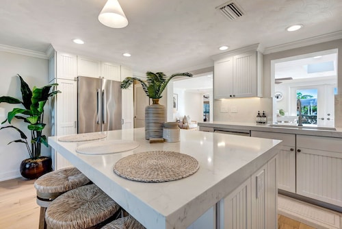 Canal-Front 3BR – Pool, Hot Tub & Boat Access