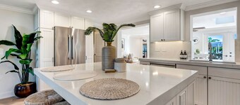 Canal-Front 3BR – Pool, Hot Tub & Boat Access