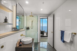 Shower, hair dryer, shampoo - The Panorama - NEW Beachfront 2BR Corner Ocean View with Parking, Pool and GYM (Surfers Paradise)
