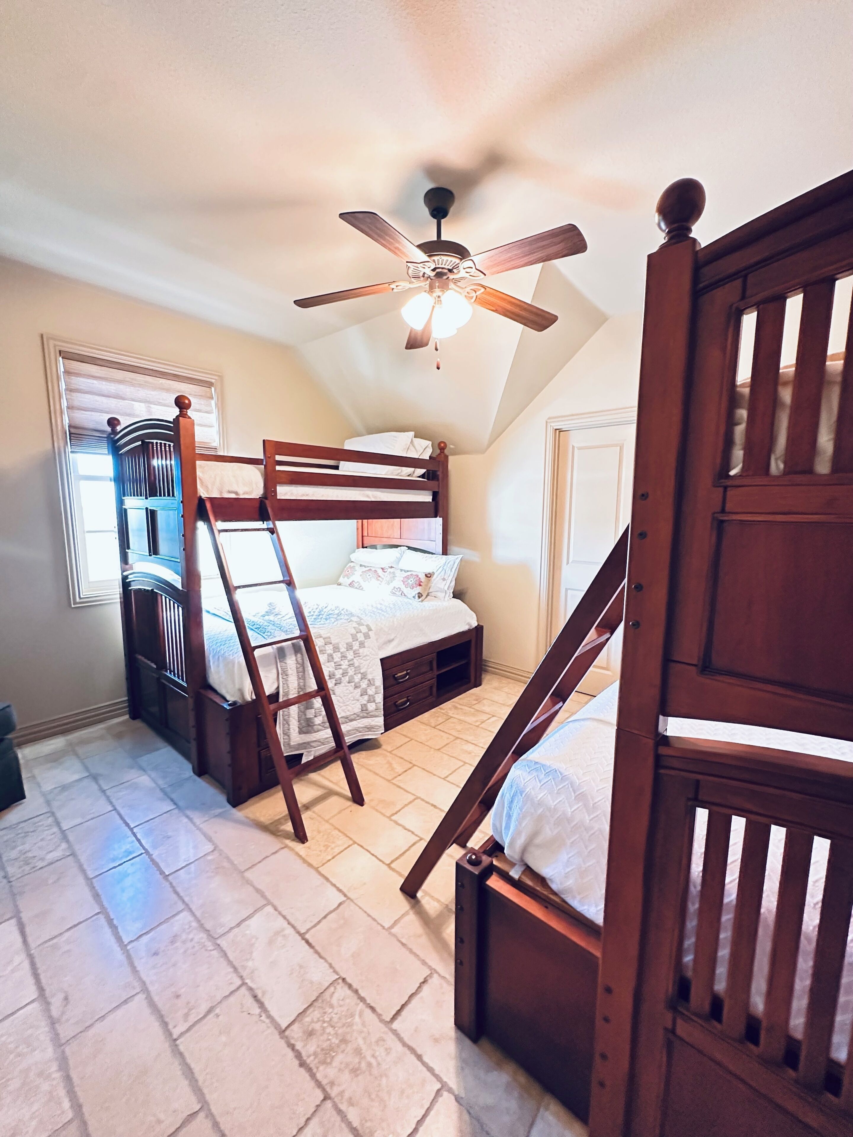 3 室のベッドルーム、アイロン / アイロン台、WiFi (無料)、ベッドシーツ