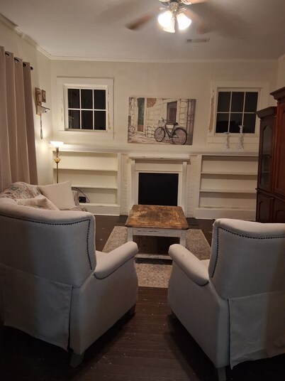 Spacious 4 bedroom 2 bathroom historic home close to historic Selma downtown!