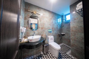 Vierbettzimmer | Badezimmer | Dusche, Handtücher, Seife, Shampoo