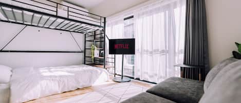 デスク、アイロン / アイロン台