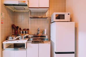 Full-size fridge, microwave, stovetop, cookware/dishes/utensils - Showa Bloom Shinjuku 401 (Tokyo)