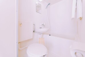 Combined shower/tub, hair dryer, towels, soap - Showa Bloom Shinjuku 401 (Tokyo)