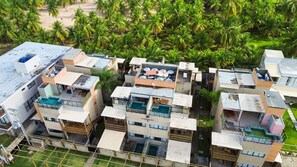 Zona residencial com vários edifícios, alguns com piscinas no terraço e antenas parabólicas.