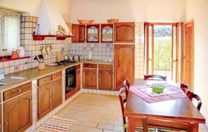 Fridge, microwave, oven, stovetop - 6 bedroom nice home in Orbetello (Orbetello)