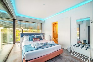 4 bedrooms, free WiFi, bed sheets - 4br Luxury Appt - Pool, Garden & Parking, Scorrano, Italy (Scorrano)
