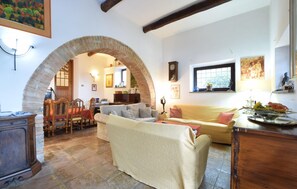 Smart TV, fireplace, ping pong - Awesome home in Calvi Dell'umbria (Calvi Dell'umbria)