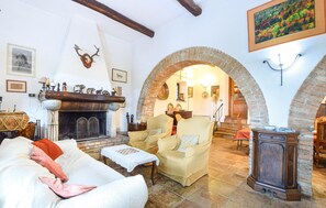Smart TV, fireplace, ping pong - Awesome home in Calvi Dell'umbria (Calvi Dell'umbria)