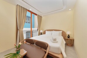 Desk, laptop workspace, free WiFi - Santori Hòn Thơm Hotel (Phu Quoc)