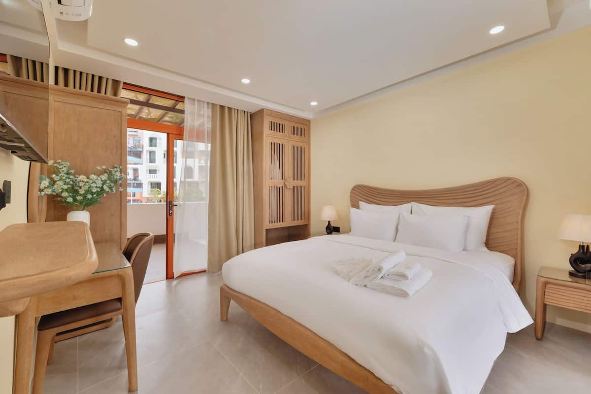 Deluxe Suite, Balcony, Partial Ocean View