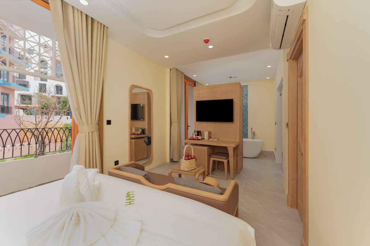 Deluxe Double Room, Accessible Bathtub, City View | Desk, laptop workspace, free WiFi