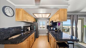 Coffee/tea maker, fridge, microwave, oven