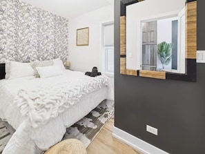 2 habitaciones, tabla de planchar con plancha y cuna de viaje 