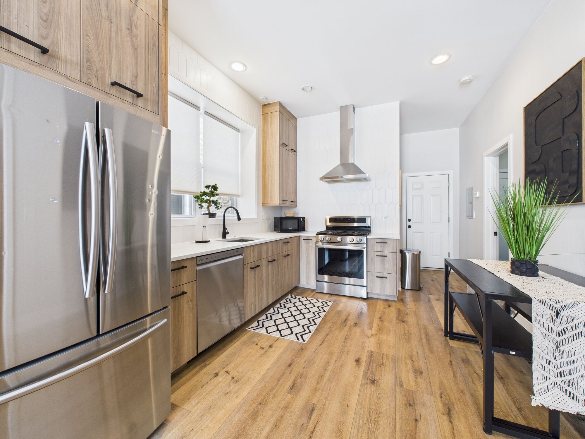 Jääkaappi, mikroaaltouuni, uuni, liesi