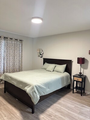 Escritorio, tabla de planchar con plancha, wifi gratis y ropa de cama 