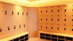 Un sauna, masajes con piedras calientes, tratamientos faciales