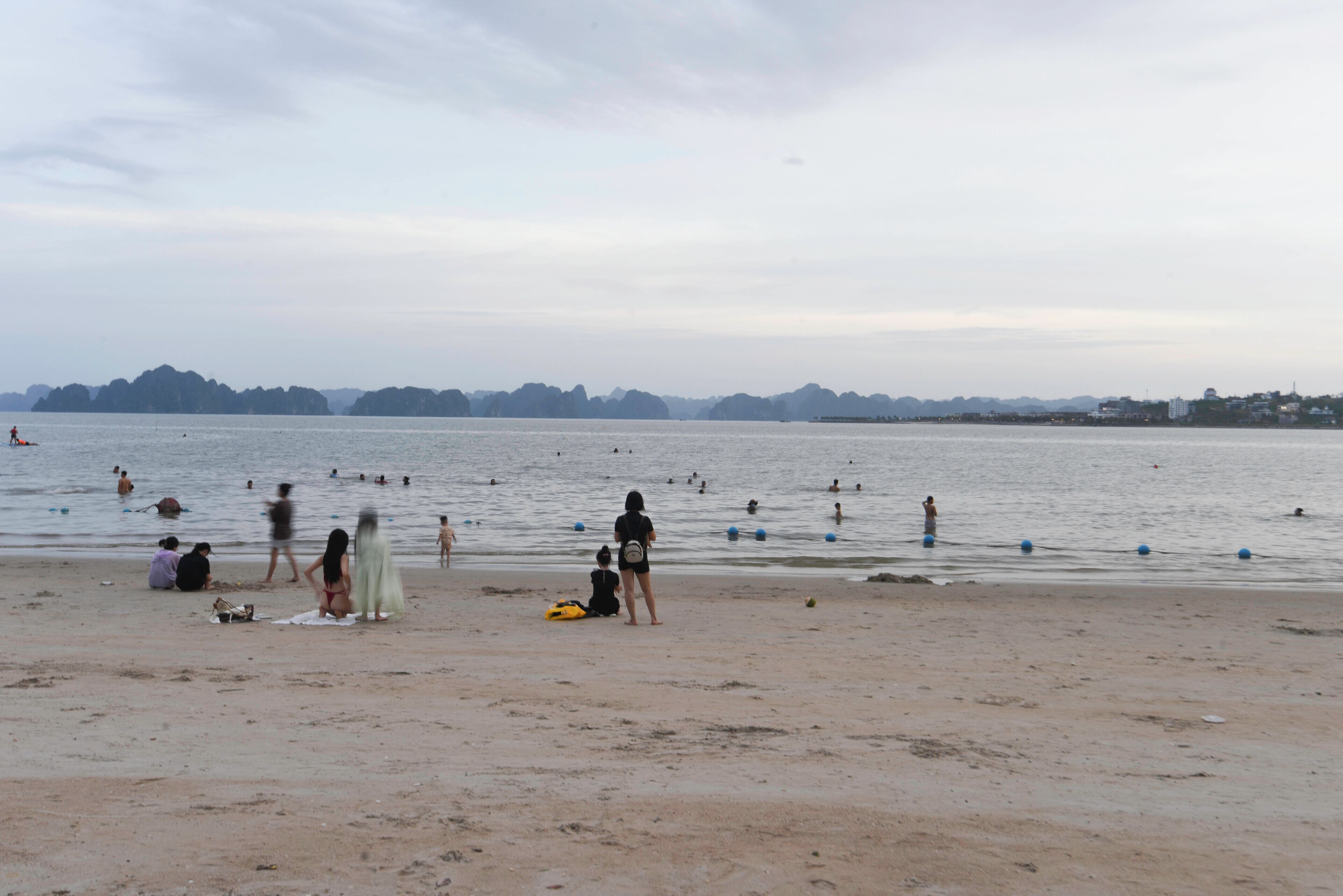 Beach nearby, white sand, beach shuttle, beach towels