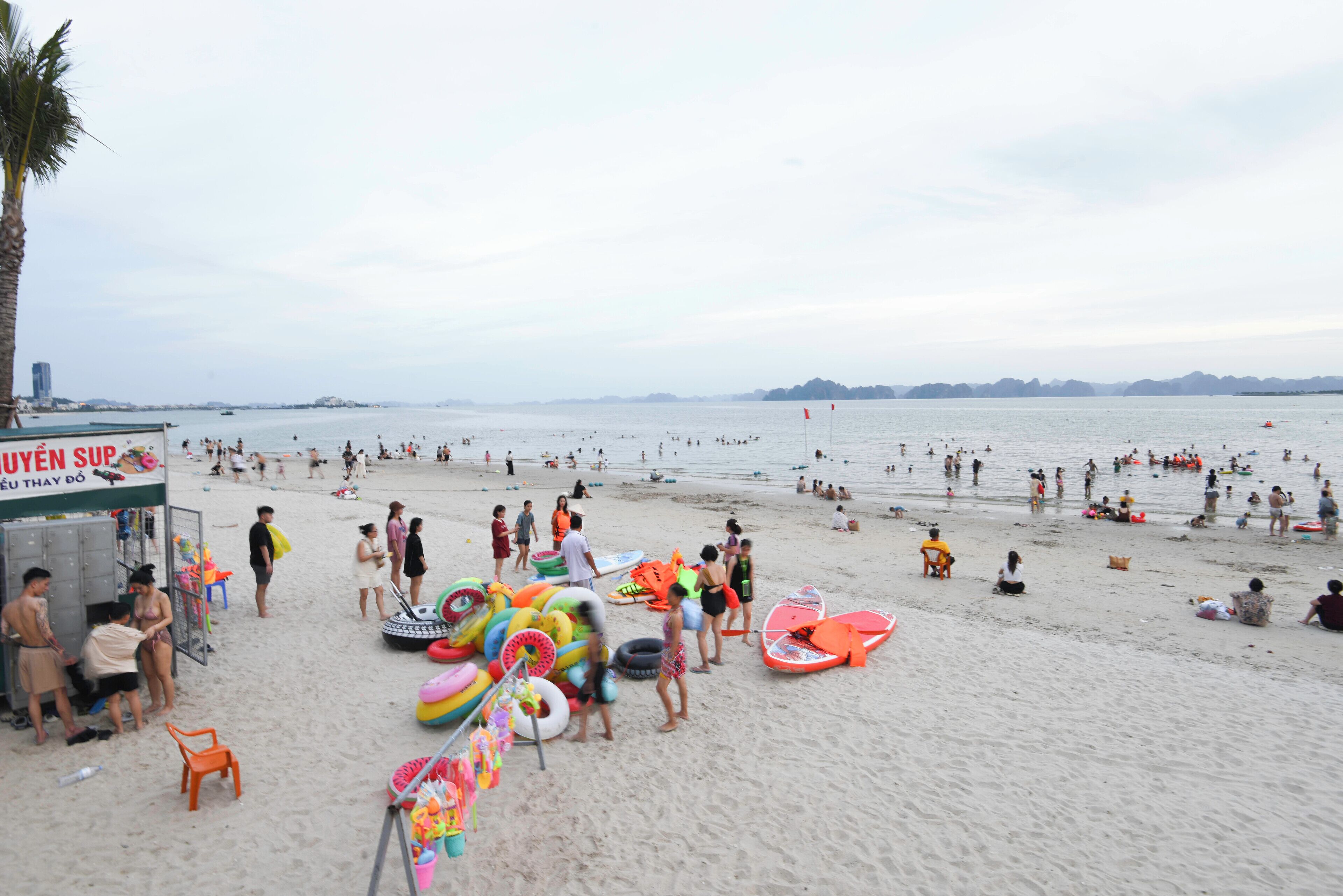 Beach nearby, white sand, beach shuttle, beach towels