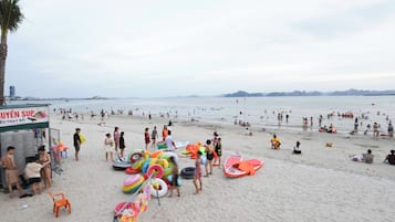 Vlak bij het strand, wit zand, vervoer van/naar het strand, strandlakens