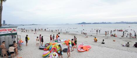 Playa en los alrededores y playa de arena blanca