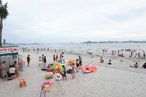 Ubicación cercana a la playa y arena blanca