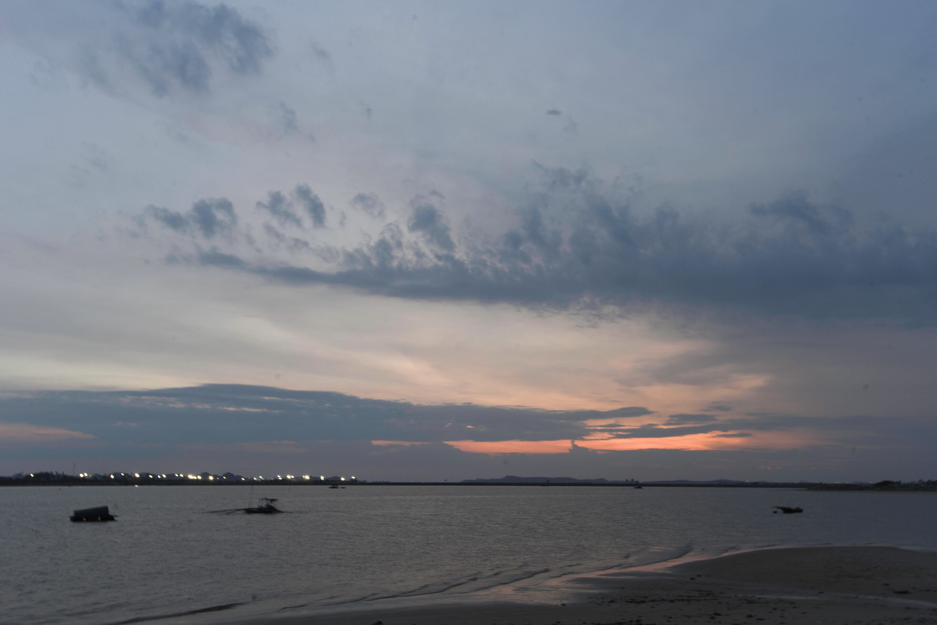 Beach nearby, white sand, beach shuttle, beach towels