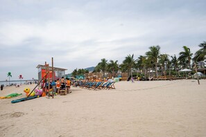 Tæt på stranden, hvidt sand, strandtransport, badehåndklæder
