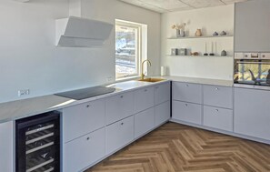 Kjøleskap, kokeplater, oppvaskmaskin og kaffetrakter/tekoker