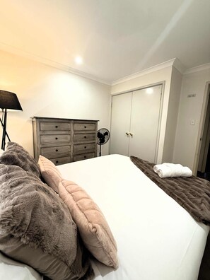 3 bedrooms, iron/ironing board, WiFi, bed sheets