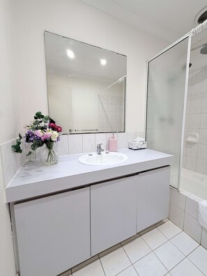 Bathroom - 4 Private 3BR Villa Near Yokine & Parking (Nollamara)