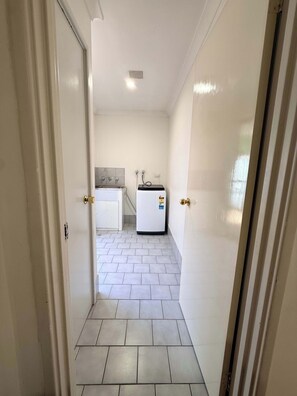 Interior - 4 Private 3BR Villa Near Yokine & Parking (Nollamara)