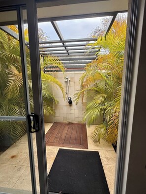 Interior - 15 Luxury Exec Living Outdoor Oasis 4BR & Parking (Lakelands)