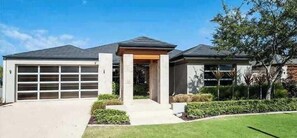 Exterior - 15 Luxury Exec Living Outdoor Oasis 4BR & Parking (Lakelands)