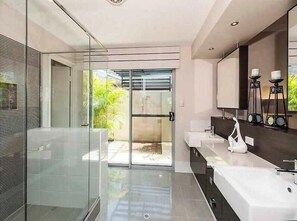 Een douche, een haardroger, shampoo