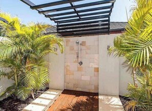 Property grounds - 15 Luxury Exec Living Outdoor Oasis 4BR & Parking (Lakelands)
