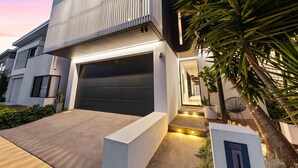 Exterior - 9 Architectural Luxe 4BR Skyhome Pool & Ocean View (North Coogee)