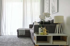 TV, offices - 202 Riverside Luxe PerthCBD 1BR -Pool, Gym, Tennis (Perth)