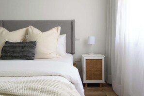 1 bedroom, desk, iron/ironing board, WiFi - 202 Riverside Luxe PerthCBD 1BR -Pool, Gym, Tennis (Perth)