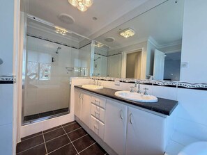 Shower, hair dryer, shampoo - 7 Steps to Beach Seaside Serenity 4BR with 2 Car Bays (Wannanup)