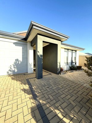 Exterior - 31 Kids, Coast & Chill - 4BR Parking & Theatre Rm (Secret Harbour)