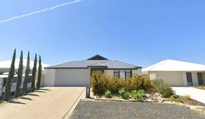 Exterior - 31 Kids, Coast & Chill - 4BR Parking & Theatre Rm (Secret Harbour)