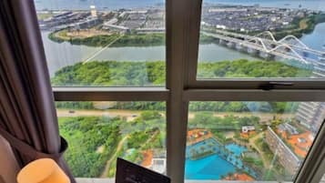 Apartamento, 3 quartos, vista para a cidade | Ferros/tábuas de passar roupa, Wi-Fi de cortesia