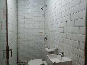 Dusch, bidé, handdukar och tvål