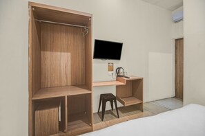 Escritorio, wifi gratis y ropa de cama 