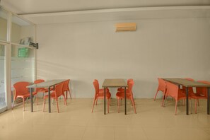 Lobby sitting area - Hotel O near Pantai Losari formerly Poin (Makassar)