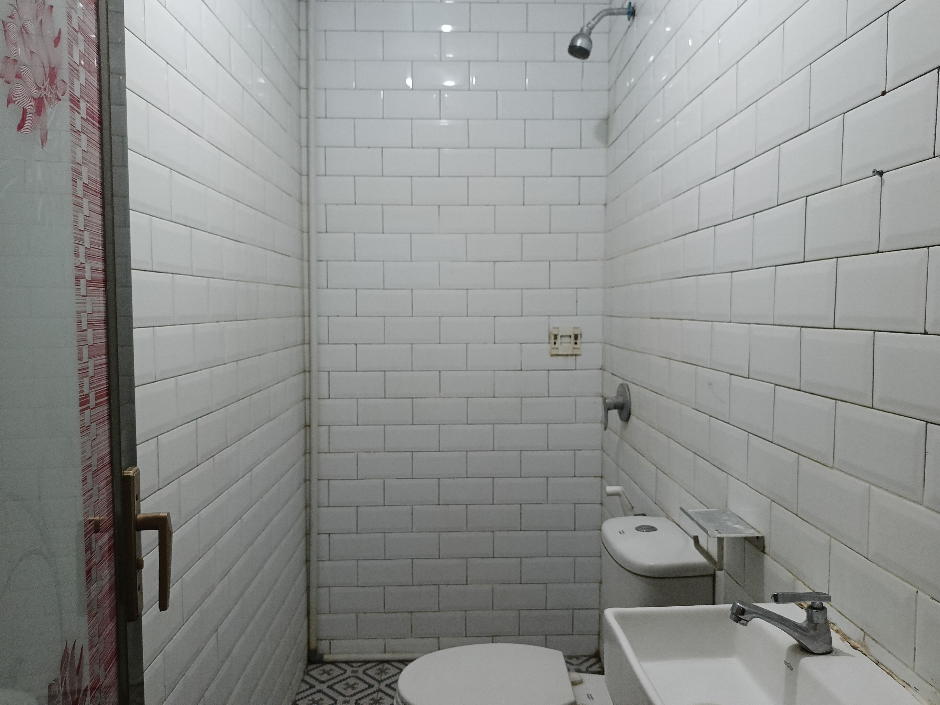 تجهيزات دش، مراحيض شطف، مناشف، صابون