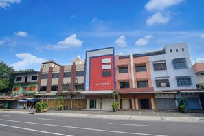 Exterior - Hotel O near Pantai Losari formerly Poin (Makassar)